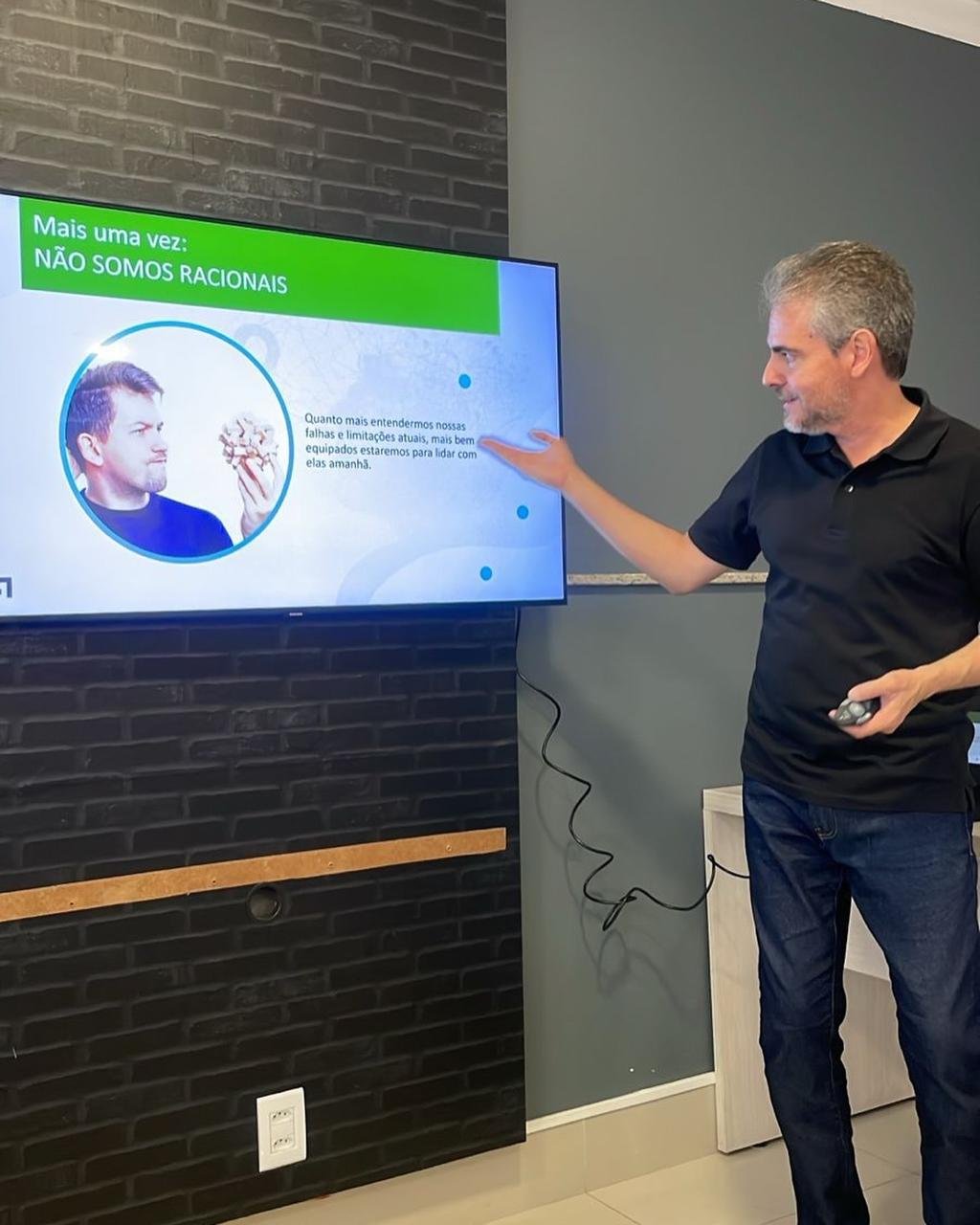 Angelo Vargas Garcia em ambiente profissional - Imagem 4