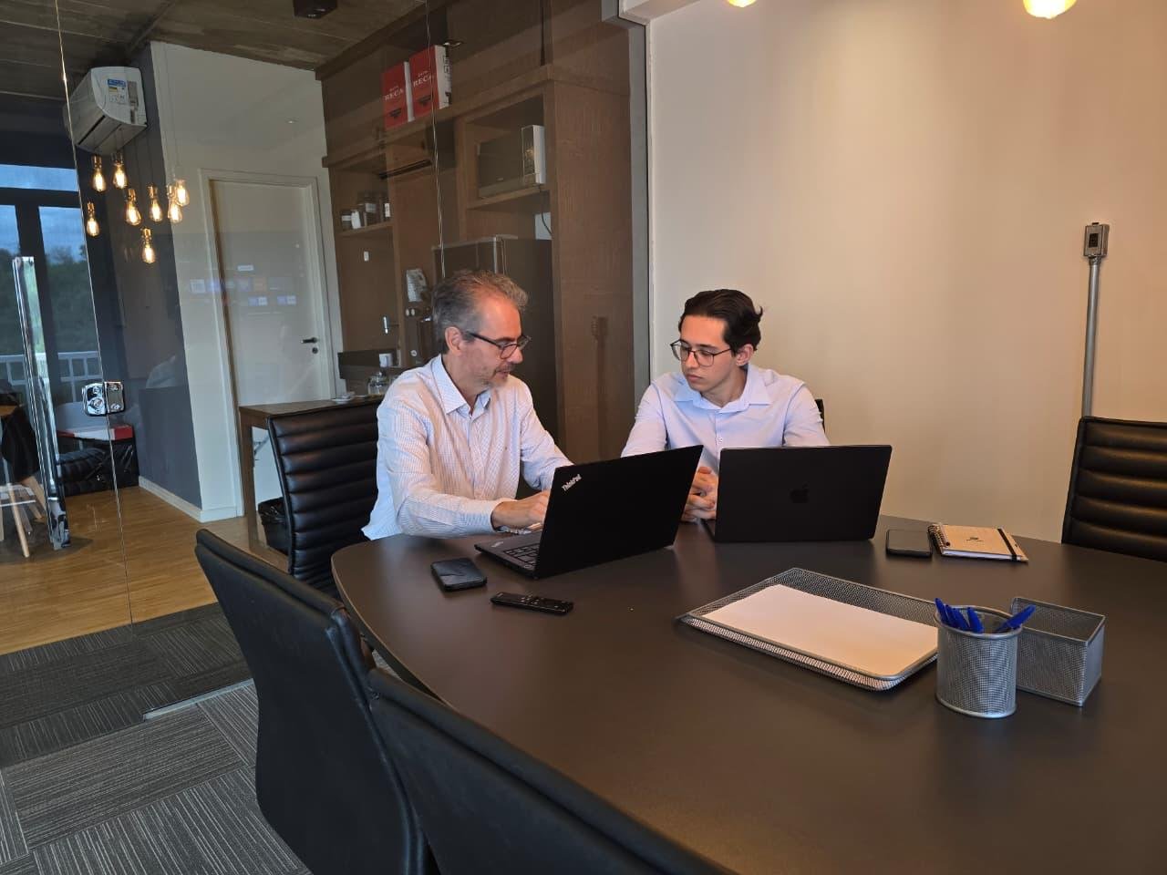 Angelo Vargas Garcia em ambiente profissional - Imagem 2