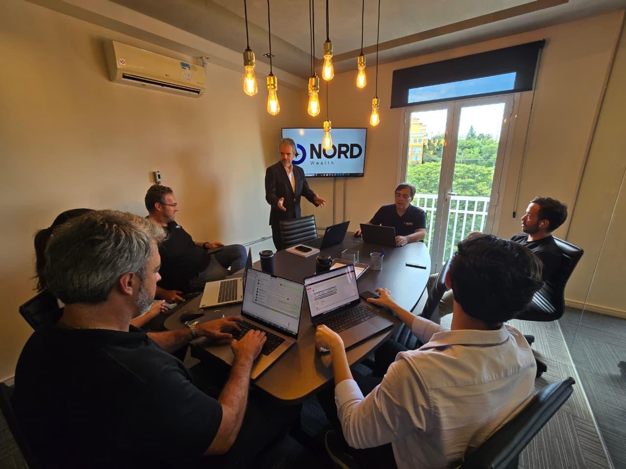 Angelo Vargas Garcia em ambiente profissional - Imagem 3